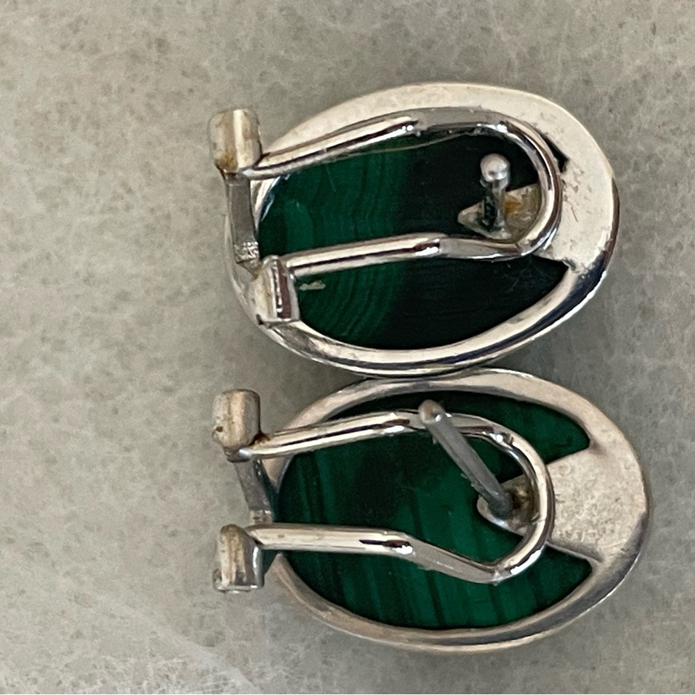 Malachite earrings in silver (not 925). Bought in Beijing but never wore - Picture 3 of 4